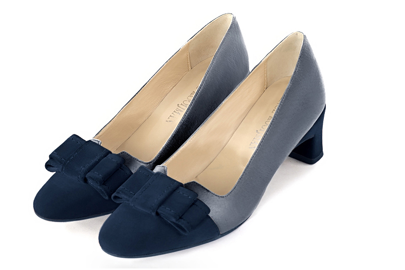 Navy blue women's dress pumps, with a knot on the front. Round toe. Low kitten heels. Front view - Florence KOOIJMAN